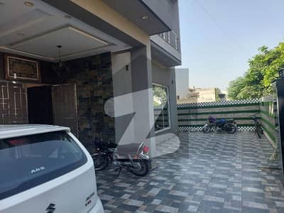 یو ای ٹی ہاؤسنگ سوسائٹی لاہور میں 4 کمروں کا 1 کنال مکان 4.85 کروڑ میں برائے فروخت۔