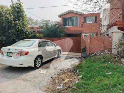 اسد جان روڈ کینٹ,لاہور میں 2 کنال رہائشی پلاٹ 25.0 کروڑ میں برائے فروخت۔