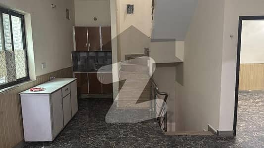 اچھرہ لاہور میں 3 کمروں کا 4 مرلہ فلیٹ 50.0 ہزار میں کرایہ پر دستیاب ہے۔