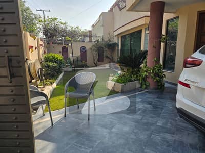 ویلینشیاء ۔ بلاک ایچ ویلینشیاء ہاؤسنگ سوسائٹی,لاہور میں 6 کمروں کا 1 کنال مکان 6.65 کروڑ میں برائے فروخت۔