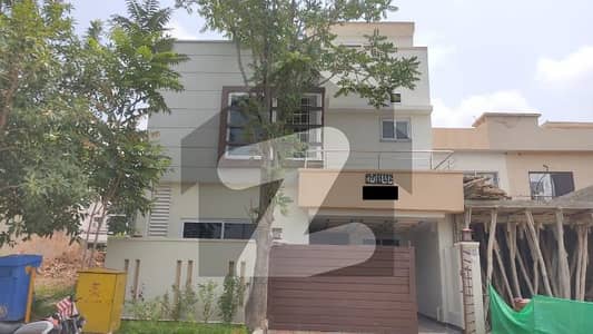 5 Marla Park Facing Used Housel For Sale