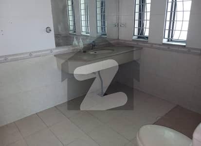 01 KANAL DESIGNER LUXURY UPPER PORTION AVAILABLE FOR RENT WITH SEPARATE GATE