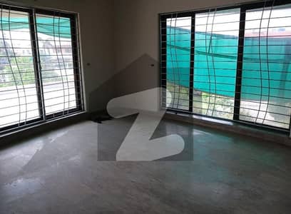 01 KANAL DESIGNER LUXURY UPPER PORTION AVAILABLE FOR RENT WITH SEPARATE GATE