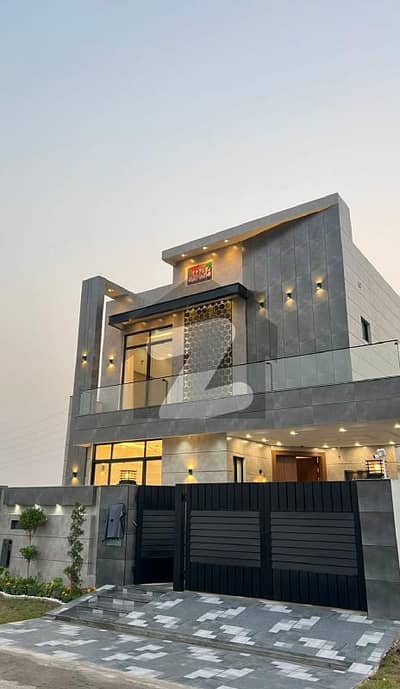 ڈی ایچ اے فیز 4 ۔ بلاک کے کے ڈی ایچ اے فیز 4,ڈیفنس (ڈی ایچ اے),لاہور میں 5 کمروں کا 10 مرلہ مکان 6.8 کروڑ میں برائے فروخت۔