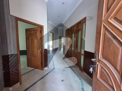 جوہر ٹاؤن لاہور میں 5 کمروں کا 10 مرلہ مکان 2.0 لاکھ میں کرایہ پر دستیاب ہے۔