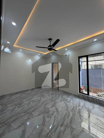 سینٹرل پارک ۔ بلاک ای سینٹرل پارک ہاؤسنگ سکیم,لاہور میں 3 کمروں کا 5 مرلہ مکان 2.3 کروڑ میں برائے فروخت۔