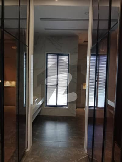 ڈی ایچ اے فیز 7 - بلاک وی فیز 7,ڈیفنس (ڈی ایچ اے),لاہور میں 5 کمروں کا 1 کنال مکان 4.0 لاکھ میں کرایہ پر دستیاب ہے۔