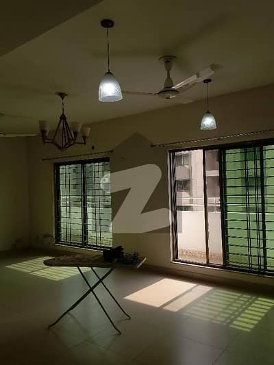 عسکری 10 - سیکٹر ایف عسکری 10,عسکری,لاہور میں 3 کمروں کا 11 مرلہ فلیٹ 1.3 لاکھ میں کرایہ پر دستیاب ہے۔