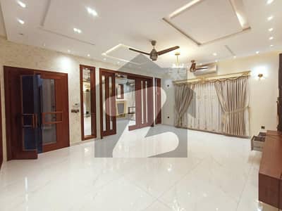 1 KANAL BEAUTIFUL HOUSE AVALABLE FOR SALE IN A VERY HOT LOCATION iIN WAPDA TOWN