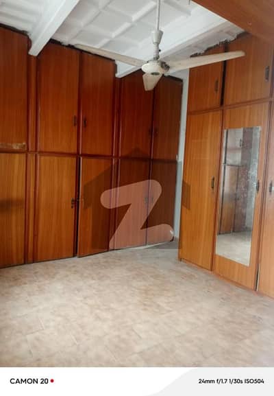 ماڈل ٹاؤن لاہور میں 6 کمروں کا 1 کنال مکان 3.5 لاکھ میں کرایہ پر دستیاب ہے۔