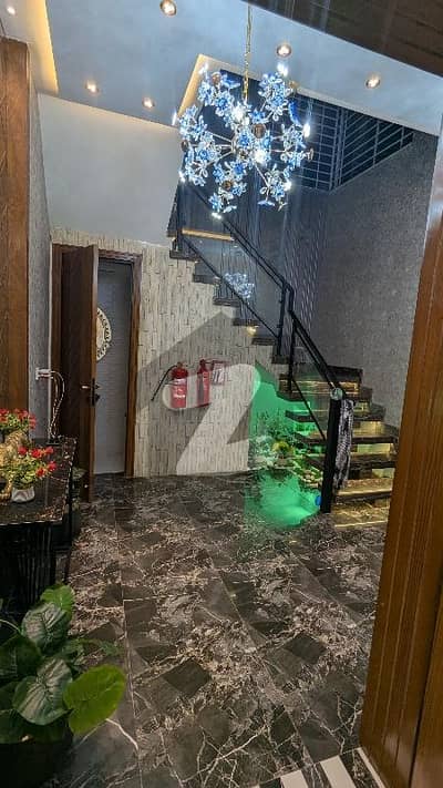 بحریہ ٹاؤن لاہور میں 5 کمروں کا 10 مرلہ مکان 1.3 لاکھ میں کرایہ پر دستیاب ہے۔