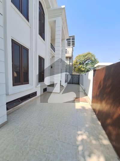 Beautiful Luxury 6 Bedrooms 2 Kitchens House For Rent In Prime VIP Location Of F-10 Close End Street.