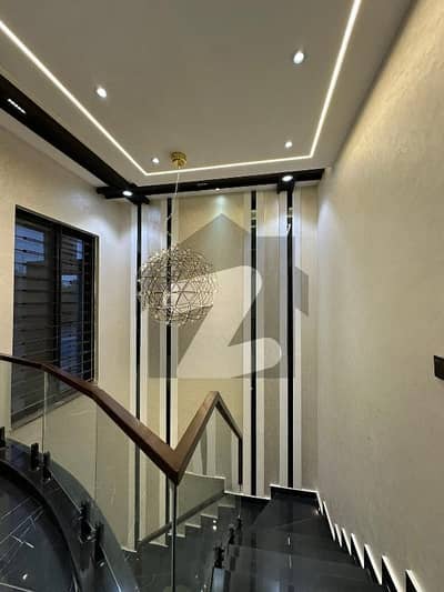 بحریہ ٹاؤن سیکٹر سی بحریہ ٹاؤن,لاہور میں 5 کمروں کا 10 مرلہ مکان 1.55 لاکھ میں کرایہ پر دستیاب ہے۔