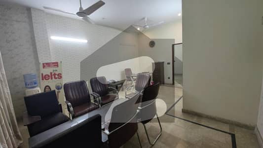 جوہر ٹاؤن لاہور میں 5 مرلہ Studio دفتر 40.0 ہزار میں کرایہ پر دستیاب ہے۔