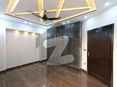 ایل ڈی اے ایوینیو لاہور میں 6 کمروں کا 10 مرلہ مکان 2.7 کروڑ میں برائے فروخت۔