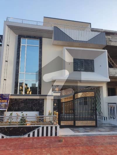 ممتاز سٹی اسلام آباد میں 5 کمروں کا 10 مرلہ مکان 4.5 کروڑ میں برائے فروخت۔