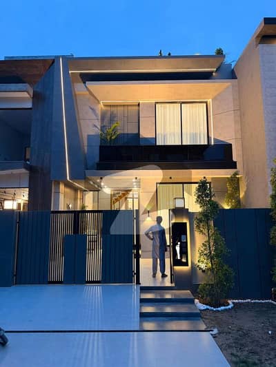 فارمانئیٹس ہاؤسنگ سکیم لاہور میں 4 کمروں کا 10 مرلہ مکان 4.15 کروڑ میں برائے فروخت۔