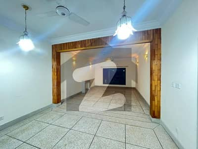 G11/2 12Marla Full House 6Bed 2Kitchen