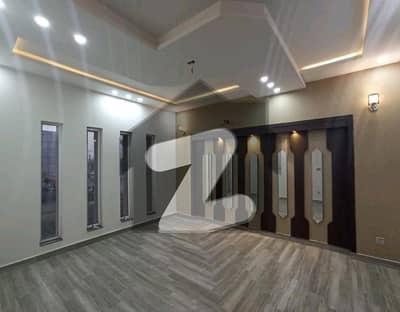 ویلینشیاء ہاؤسنگ سوسائٹی لاہور میں 5 کمروں کا 10 مرلہ مکان 4.35 کروڑ میں برائے فروخت۔