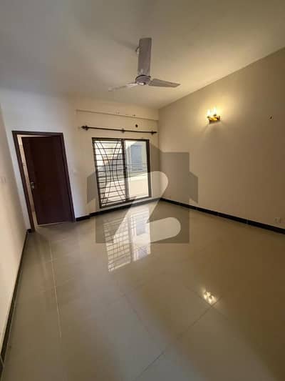 عسکری 5 ۔ سیکٹر جے عسکری 5,ملیر کنٹونمنٹ,کینٹ,کراچی میں 3 کمروں کا 12 مرلہ فلیٹ 4.45 کروڑ میں برائے فروخت۔