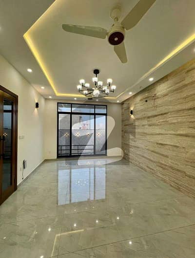 ڈی ایچ اے فیز 4 ڈیفنس (ڈی ایچ اے),لاہور میں 4 کمروں کا 10 مرلہ مکان 2.0 لاکھ میں کرایہ پر دستیاب ہے۔