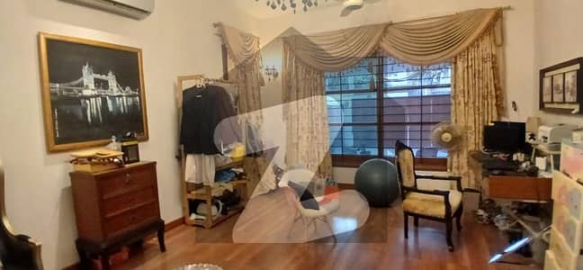 ڈی ایچ اے فیز 6 ڈی ایچ اے ڈیفینس,کراچی میں 6 کمروں کا 1 کنال مکان 12.5 کروڑ میں برائے فروخت۔