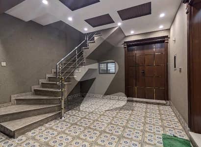 نشیمنِ اقبال فیز 2 نشیمنِ اقبال,لاہور میں 5 کمروں کا 5 مرلہ مکان 2.0 کروڑ میں برائے فروخت۔