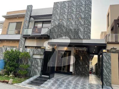 ڈی ایچ اے 9 ٹاؤن ڈیفنس (ڈی ایچ اے),لاہور میں 5 کمروں کا 8 مرلہ مکان 1.75 لاکھ میں کرایہ پر دستیاب ہے۔