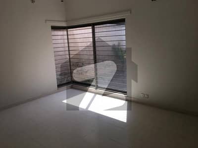 ماڈل ٹاؤن لاہور میں 6 کمروں کا 2 کنال مکان 23.5 کروڑ میں برائے فروخت۔