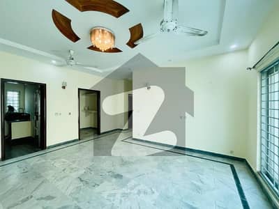 ڈی ایچ اے فیز 5 ڈیفنس (ڈی ایچ اے),لاہور میں 3 کمروں کا 1 کنال مکان 1.2 لاکھ میں کرایہ پر دستیاب ہے۔