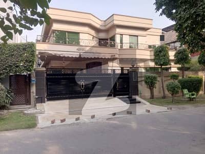 One Kanal Used Modern Design Owner Build Bungalow For Sale At Prime Location Of DHA Lahore Near To Park Masjid & Commercial Market.