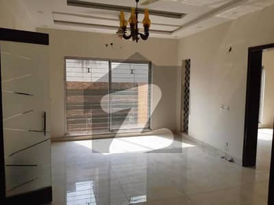 ڈی ایچ اے فیز 8 ڈیفنس (ڈی ایچ اے),لاہور میں 4 کمروں کا 10 مرلہ مکان 1.5 لاکھ میں کرایہ پر دستیاب ہے۔