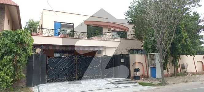 One Kanal Used Modern Design Bungalow For Sale At Prime Location Of DHA Lahore Near To Park Masjid & Commercial Market.