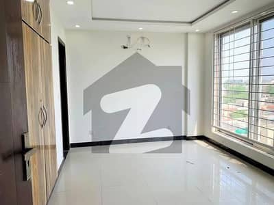 بحریہ ٹاؤن سیکٹرڈی بحریہ ٹاؤن,لاہور میں 2 کمروں کا 4 مرلہ فلیٹ 45.0 ہزار میں کرایہ پر دستیاب ہے۔