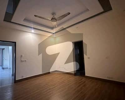 ڈی ایچ اے فیز 6 - بلاک ایل فیز 6,ڈیفنس (ڈی ایچ اے),لاہور میں 5 کمروں کا 1 کنال مکان 5.0 لاکھ میں کرایہ پر دستیاب ہے۔