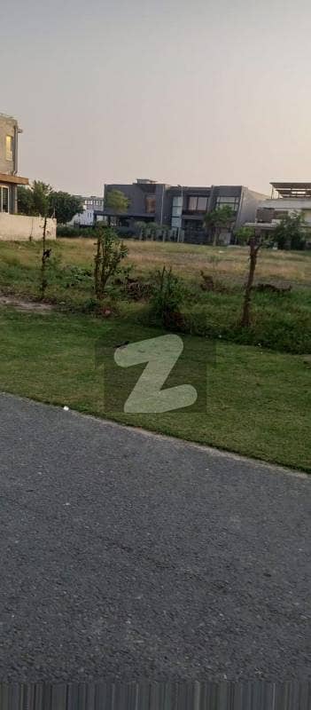 ڈی ایچ اے فیز 7 - بلاک زیڈ2 ڈی ایچ اے فیز 7,ڈیفنس (ڈی ایچ اے),لاہور میں 1 کنال رہائشی پلاٹ 1.9 کروڑ میں برائے فروخت۔