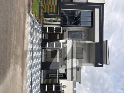 سٹی ہاؤسنگ سوسائٹی سیالکوٹ میں 5 کمروں کا 10 مرلہ مکان 3.85 کروڑ میں برائے فروخت۔