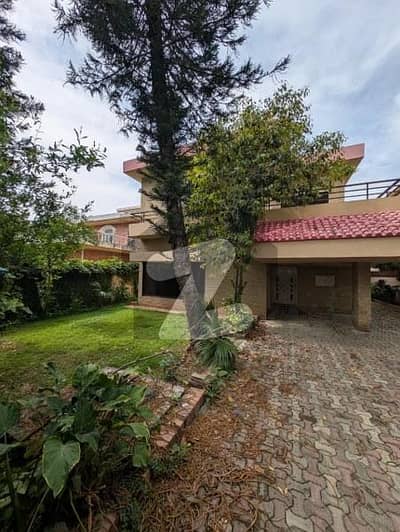 Old House is for SALE in F-7