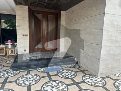 بحریہ ٹاؤن سیکٹر سی بحریہ ٹاؤن,لاہور میں 5 کمروں کا 1 کنال مکان 6.65 کروڑ میں برائے فروخت۔