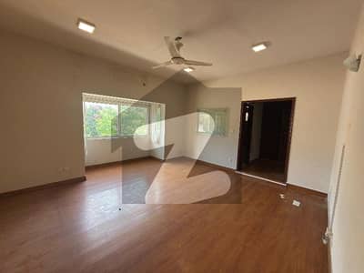 ایف ۔ 8 اسلام آباد میں 4 کمروں کا 1 کنال مکان 4.8 لاکھ میں کرایہ پر دستیاب ہے۔