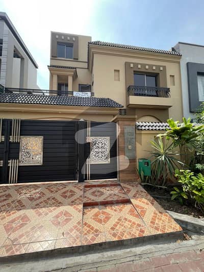 بحریہ ٹاؤن لاہور میں 5 کمروں کا 10 مرلہ مکان 3.75 کروڑ میں برائے فروخت۔