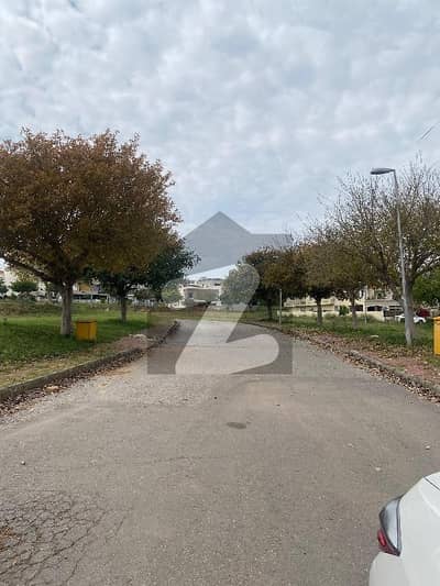 ڈی ایچ اے فیز 3 ۔ بلاک بی ڈی ایچ اے ڈیفینس فیز 3,ڈی ایچ اے ڈیفینس,اسلام آباد میں 1 کنال رہائشی پلاٹ 2.75 کروڑ میں برائے فروخت۔