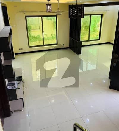 3Bed DDL 125 sq yd Villa FOR SALE at Precicnt-11B (All Amenities Nearby) Heighted Location Investor Rates