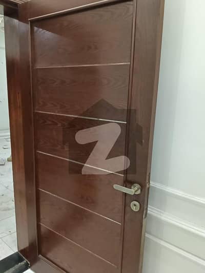 ایل ڈی اے ایوینیو لاہور میں 5 کمروں کا 10 مرلہ مکان 1.6 لاکھ میں کرایہ پر دستیاب ہے۔