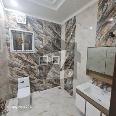 واپڈا ٹاؤن فیز 1 واپڈا ٹاؤن,لاہور میں 5 کمروں کا 10 مرلہ مکان 1.6 لاکھ میں کرایہ پر دستیاب ہے۔