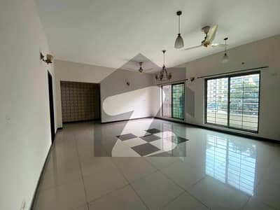 10 Marla 3 Bedrooms Shed Parking Flat Available For Sale.