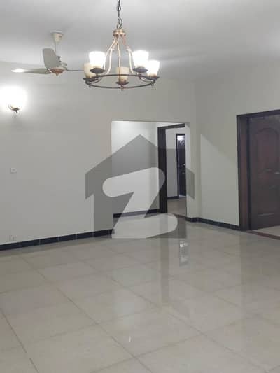 10 Marla 3 Bedrooms Flat Available For Sale.