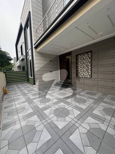 واپڈا سٹی فیصل آباد میں 5 کمروں کا 10 مرلہ مکان 3.7 کروڑ میں برائے فروخت۔