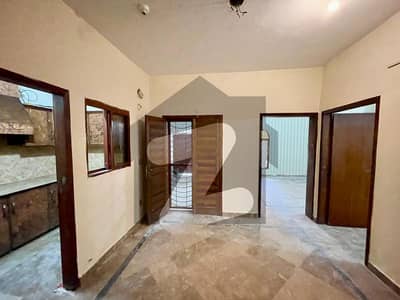 علی پارک کینٹ,لاہور میں 2 کمروں کا 6 مرلہ زیریں پورشن 43.0 ہزار میں کرایہ پر دستیاب ہے۔