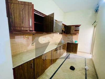 علی پارک کینٹ,لاہور میں 1 کمرے کا 5 مرلہ زیریں پورشن 35.0 ہزار میں کرایہ پر دستیاب ہے۔